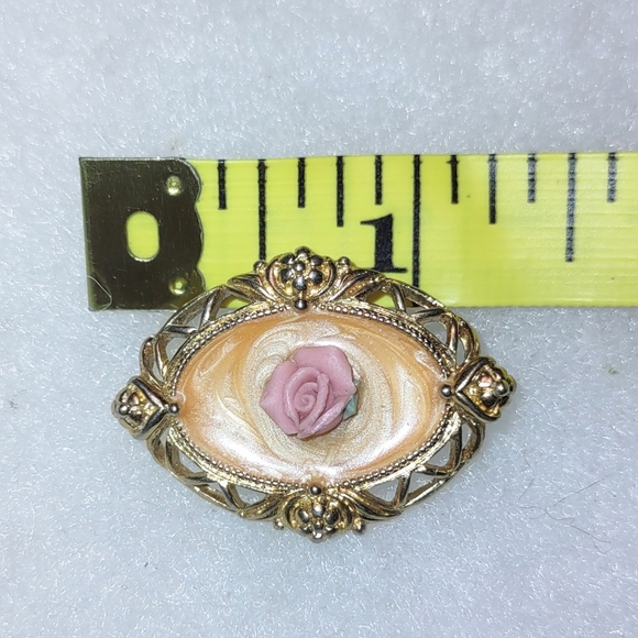 Small Vintage Brooch w/ Pink Porcelain Rose - Picture 2 of 7